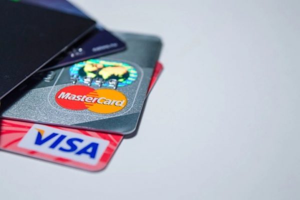 Банки Казахстана предупредили о рисках при выпуске карт Visa и MasterCard для россиян