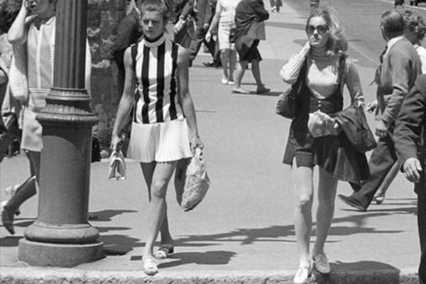 Почему в СССР было запрещено носить короткие юбки
