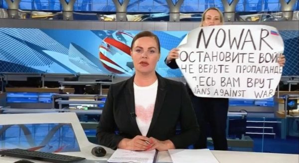 «Не верьте пропаганде». Редактор Первого канала РФ устроила акцию в прямом эфире