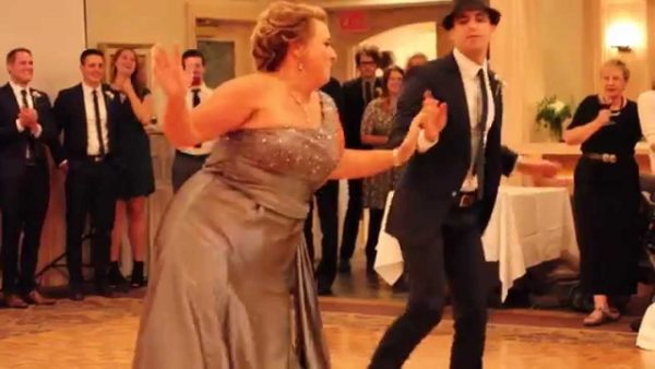Забавный танец мамы на свадьбе сына поразил пользователей Сети