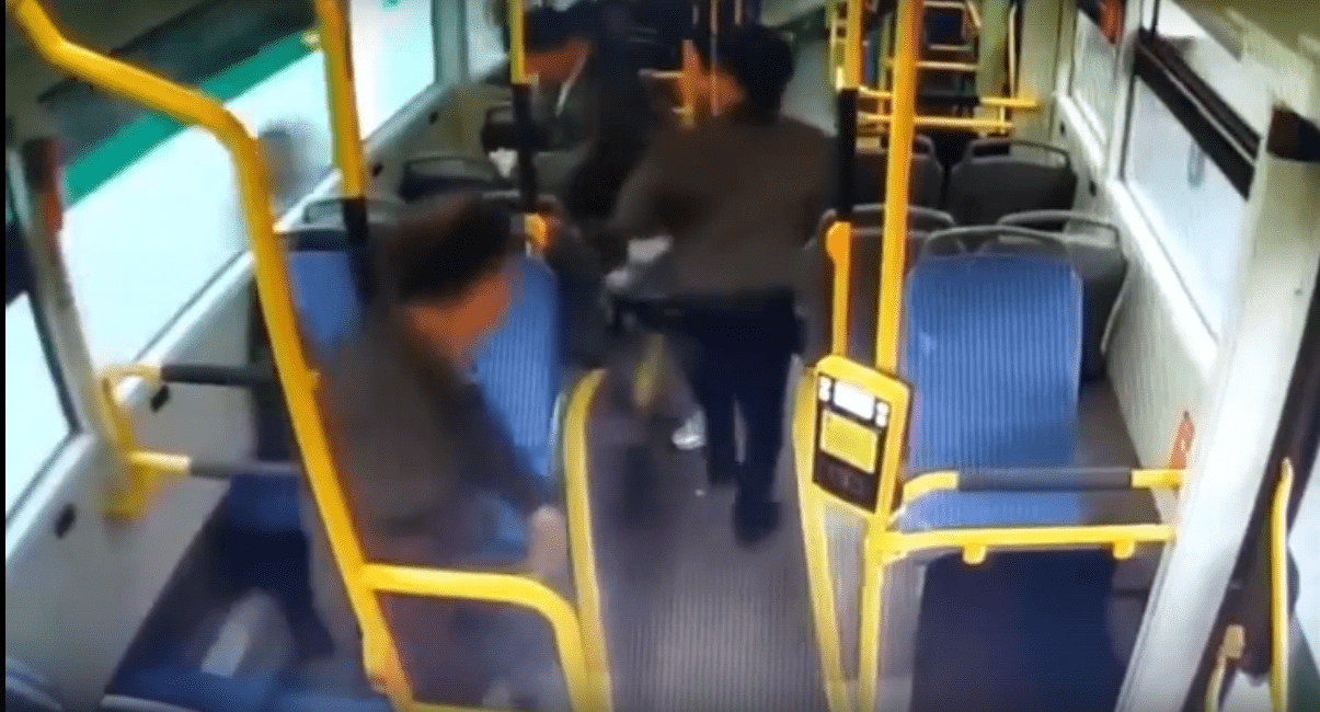 Дебош в автобусе: пассажир молотком бил стекла в Нур-Султане