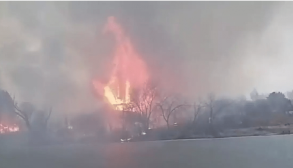 Дачные массивы загорелись в Петропавловске: пожар попал на видео