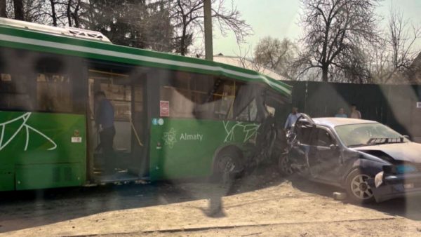 Пассажирский автобус протаранил 9 машин на трассе близ Алматы