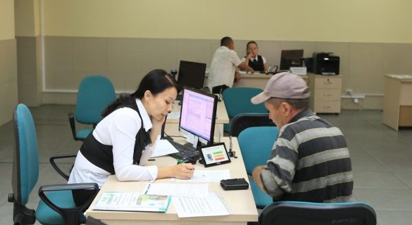 Кому в Казахстане могут снизить пенсионный возраст