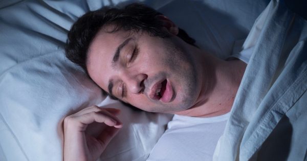 Почему человек ночью потеет: 6 тревожных признаков