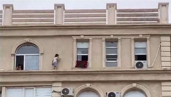 «Прогулку» детей по карнизу на десятом этаже сняли на видео в Актау