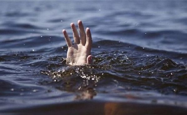 «Выполз на берег и оцепенел, как мумия»: отец пытался спасти 17-летнего сына, но парня унесло в море
