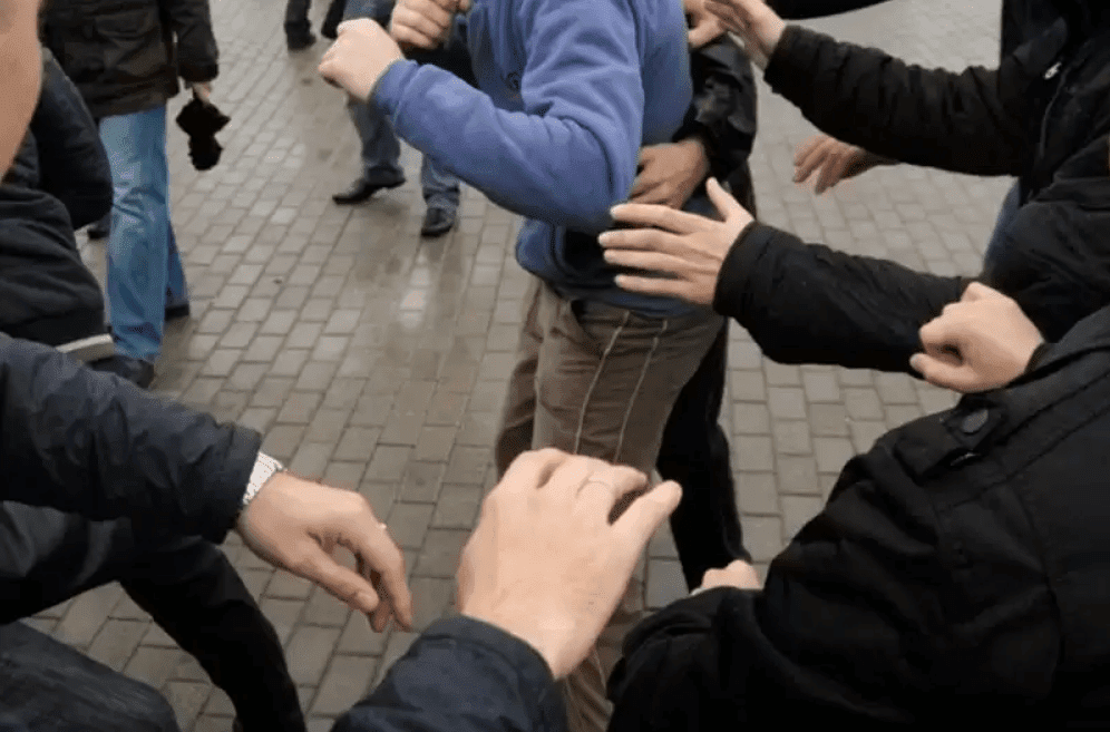 Драка женщин и мужчины в здании акимата Нур-Султана попала на видео