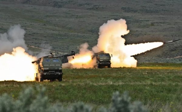 Мощный залп батареи РСЗО HIMARS из 24 ракет засняли на видео