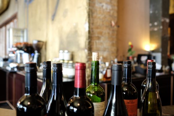 Как открыть вино без штопора: 10 проверенных способов