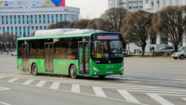 Мужчина с ножом напал на женщину в автобусе в Алматы