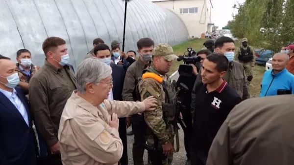 Токаев отодвинул охранника, мешавшего общаться с жителями Костанайской области