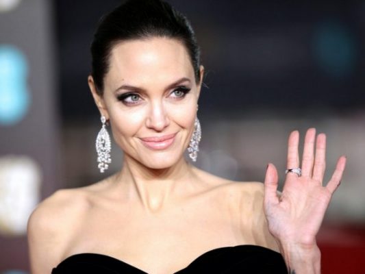 Анджелина Джоли выгуливает свою новую грудь без нижнего белья (фото