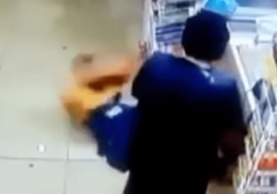 Покупательница одним ударом уложила 18-летнюю кассиршу в магазине Караганды