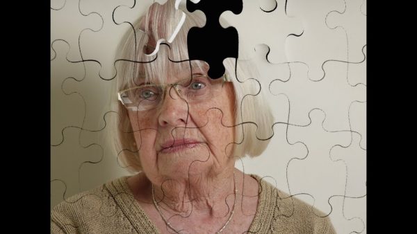 «Забывчивость и плохой сон — это ненормально». Как распознать болезнь Альцгеймера?