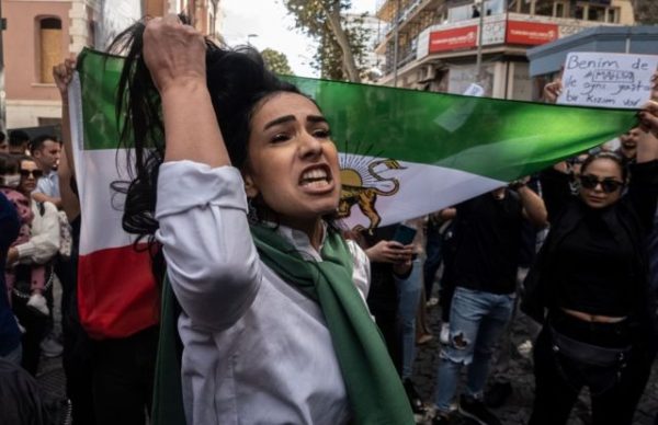 Более тысячи участников протеста в Иране подвергнут публичному суду