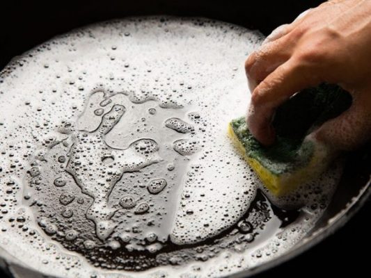 Как правильно мыть жирные кастрюли и сковородки: сантехники назвали ошибку, которую делают все