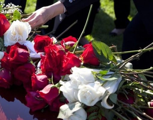 Что запрещено класть в гроб, кроме колец и телефонов: многие делают это на похоронах