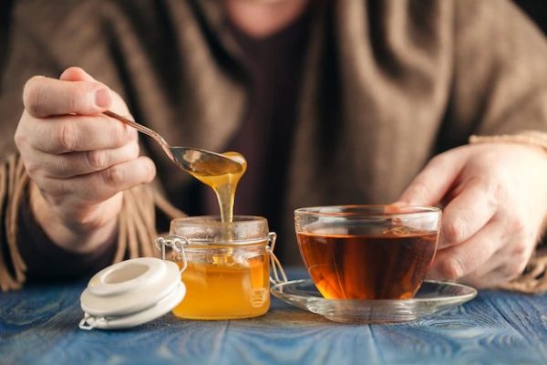 Полезно ли добавлять мед в горячий чай и как это отразится на здоровье