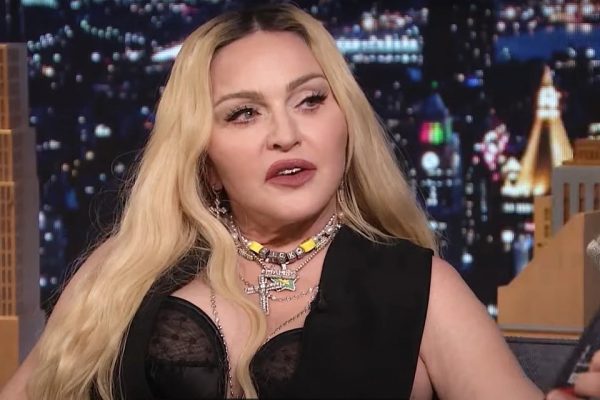 64-летняя Мадонна в прозрачном топе окончательно разочаровала фанатов устрашающим видом: «Лицо сползло»