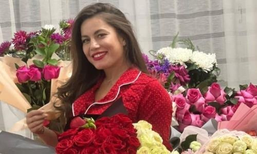 Фируза Шарипова получила огромный букет от известного бойца и открыла ему свои чувства