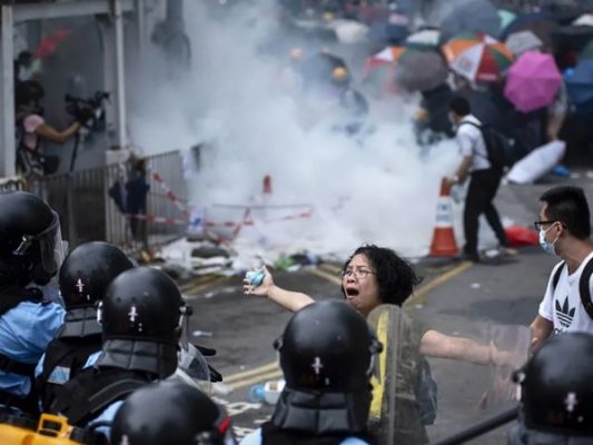 В Китае начались массовые столкновения протестующих с полицией и армией (видео)