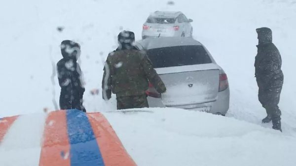 Более тысячи автомобилей скопилось на дорогах Казахстана из-за непогоды