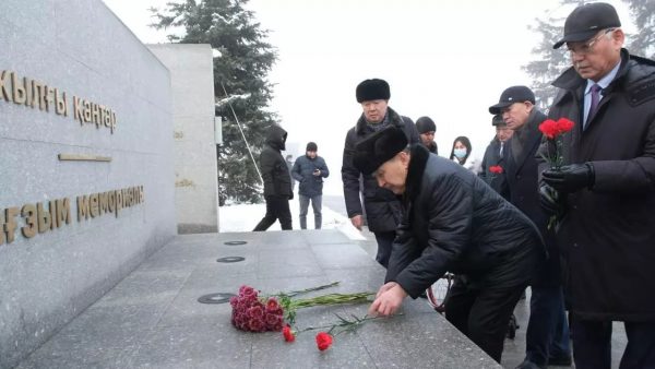 Алматинцы несут цветы к мемориалу, посвященному январским событиям (фото)