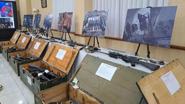 В мажилисе устроили выставку оружия, найденного после январских событий: фото