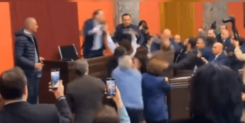 Депутаты устроили драку в парламенте Грузии