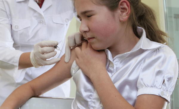 Прививка против ВПЧ: На первом этапе вакцинируют 100 тысяч 11-летних девочек