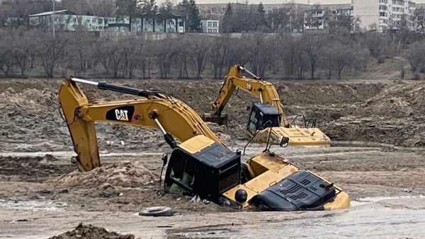 Экскаваторы увязли в иле на озере Сайран в Алматы во время очистки дна