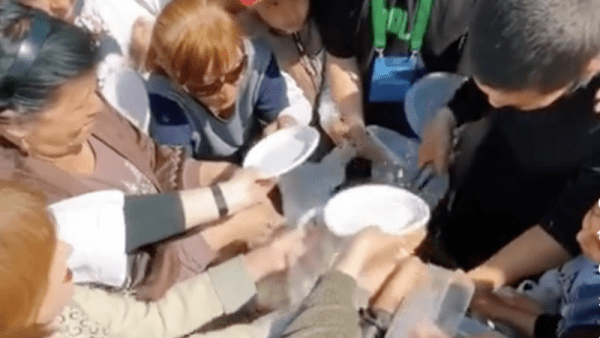 Давка и ругань. Психологи объяснили поведение казахстанцев в очереди за бесплатной едой