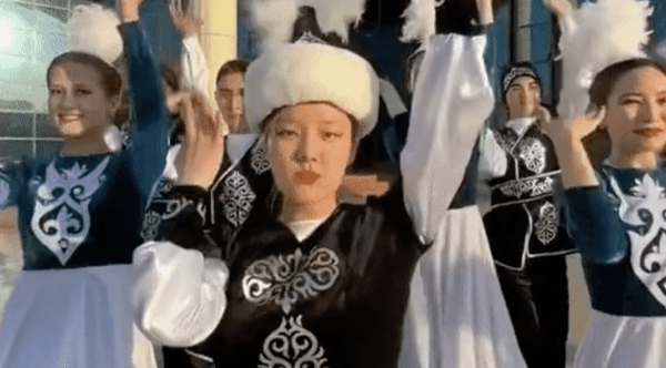 Смешали традиции и моду: смелый танец астанинских студенток завирусился в сети