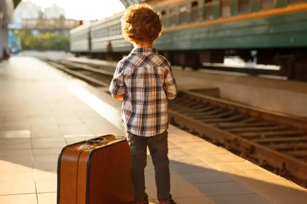В Казахстане отменили доверенность на поездку ребенка без родителей на поезде