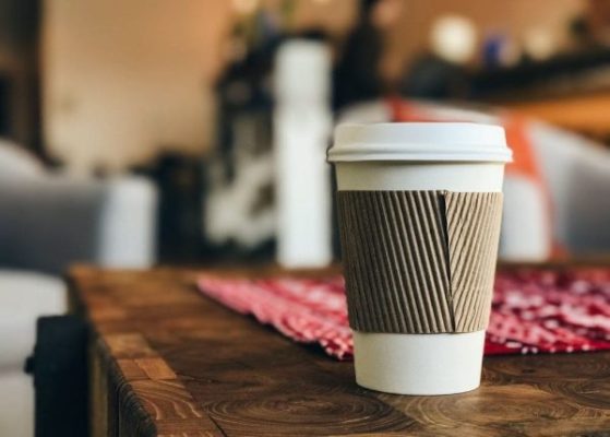 Эксперт объяснил, почему лучше не покупать кофе навынос