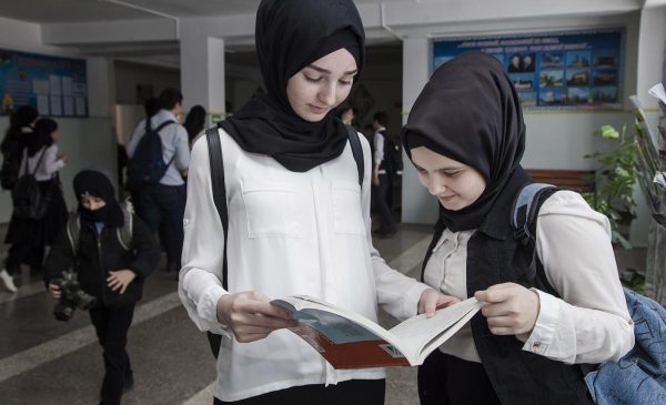 Министр Бейсембаев о школьницах в хиджабах: Родители начинают понимать