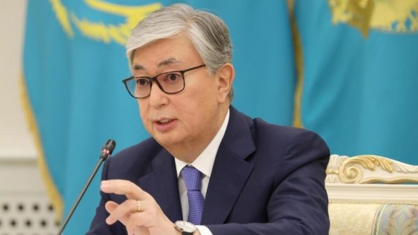 Токаев «обещает» казахстанцам небывалые выплаты