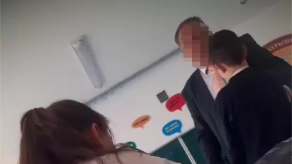 «Ты достал!»: конфликт учителя с 8-классником попал на видео в Алматинской области