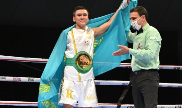 Профи-боксер из Казахстана разгромил узбекистанца