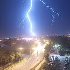 «Алматинца ничем не напугать»: как отреагировали горожане на бурю и ливень