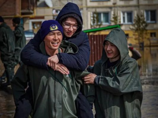Улыбка акмолинского спасателя покорила казахстанцев