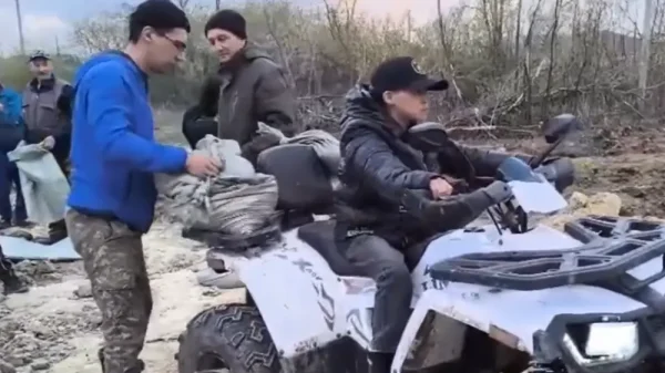 Родителям мальчика, помогавшего укреплять дамбу в СКО, выписали штраф в 196 тысяч тенге