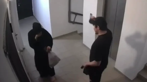 Жестокое избиение девушки у лифта попало на видео в Атырау