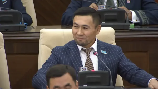 Мажилис разрешил депутатам поздравлять матерей с трибуны