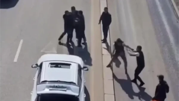 Очередная драка водителей на дороге попала на видео в Алматы