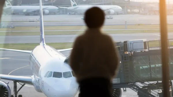 “Ребенок летел один, ему никто не помог“ — казахстанка обвинила авиакомпанию в халатности