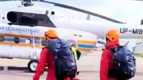 Альпиниста эвакуировали с высоты более 4 тысяч метров на вертолёте в Казахстане — видео